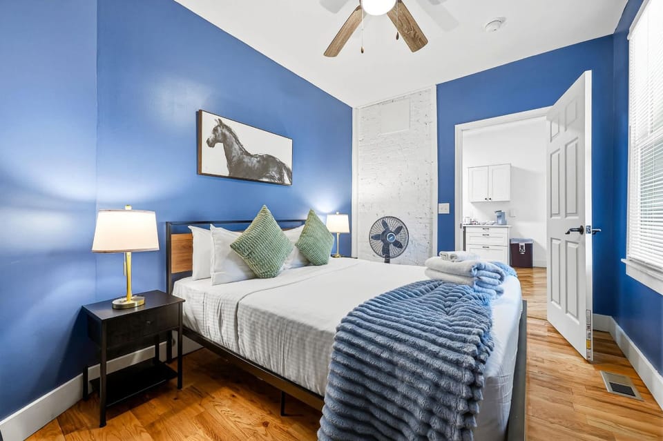 Cozy 2-Floor Home 5BR 3BA 2 Kitchens Backyard House in Louisville