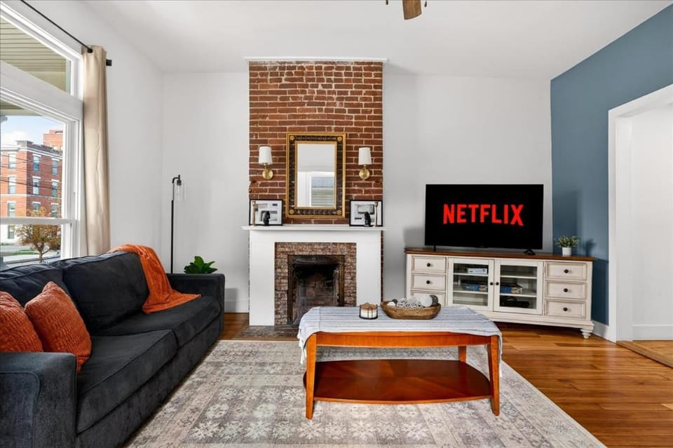 Cozy 2-Floor Home 5BR 3BA 2 Kitchens Backyard House in Louisville