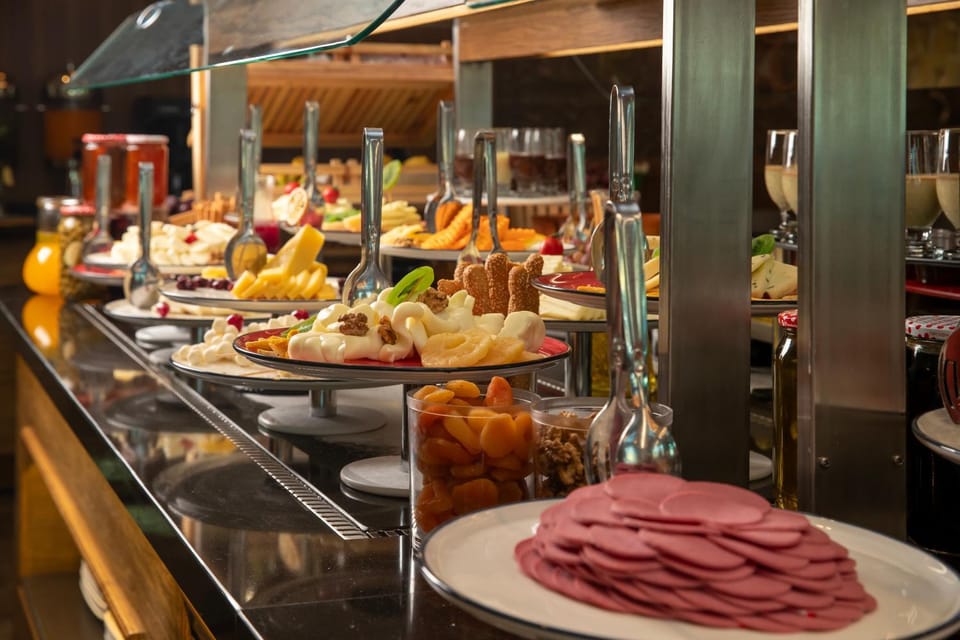 Restaurant/places to eat, Breakfast, Buffet breakfast