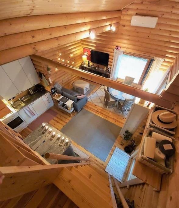 Uniikki lomamökki mäntymetsässä järven edustalla Chalet in Finland