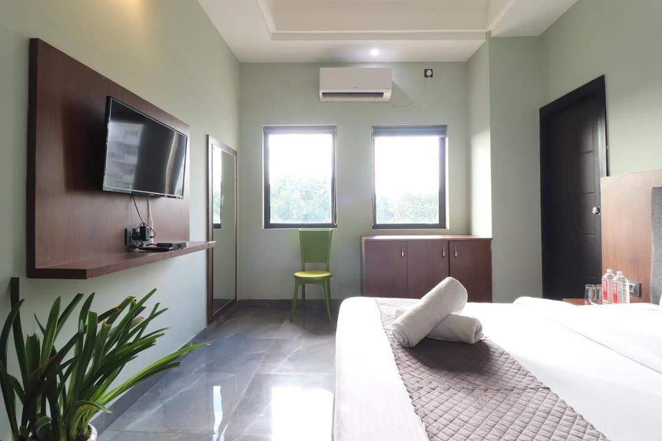 Bed, TV and multimedia, Photo of the whole room, air conditioner