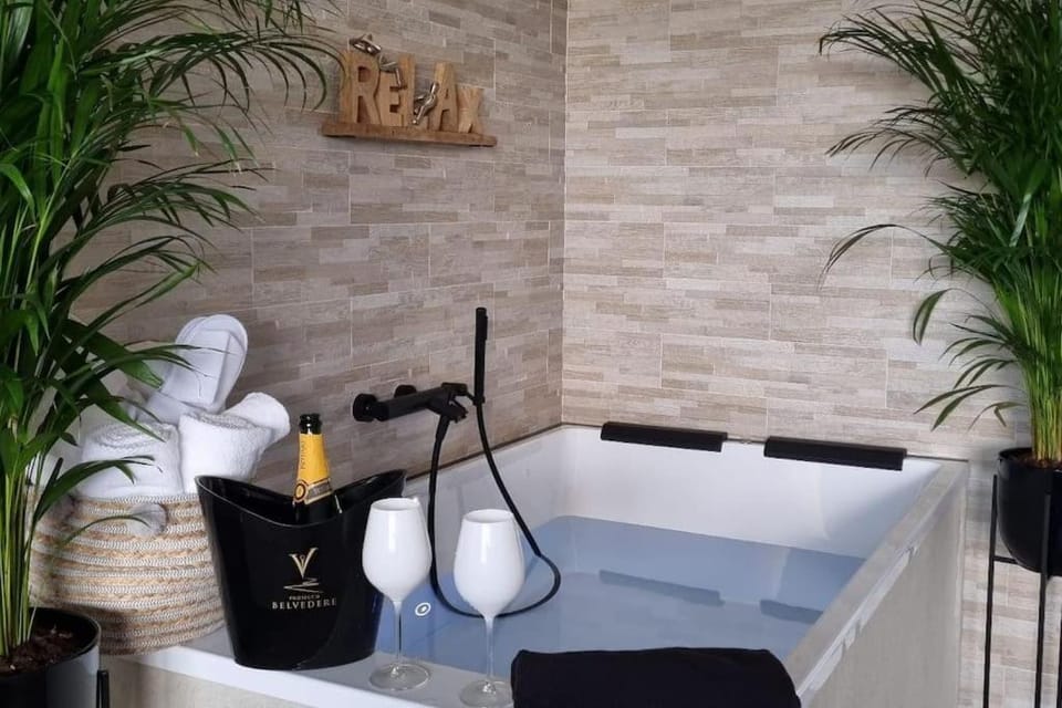 Hot Tub, Bath