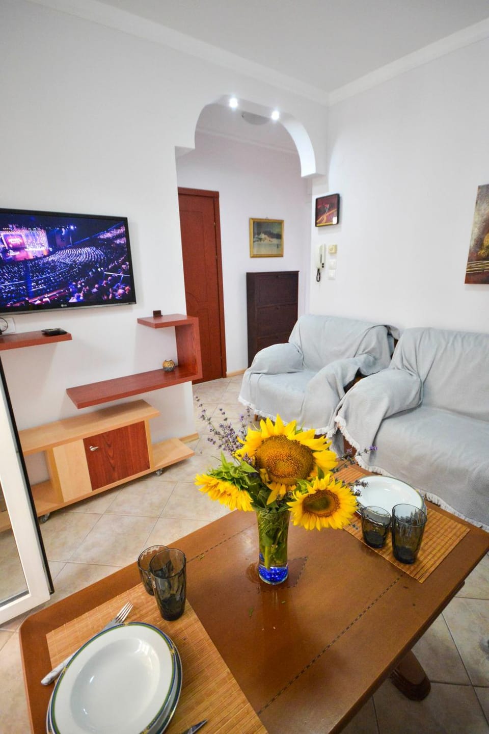 TV and multimedia, Living room, Seating area, Dining area