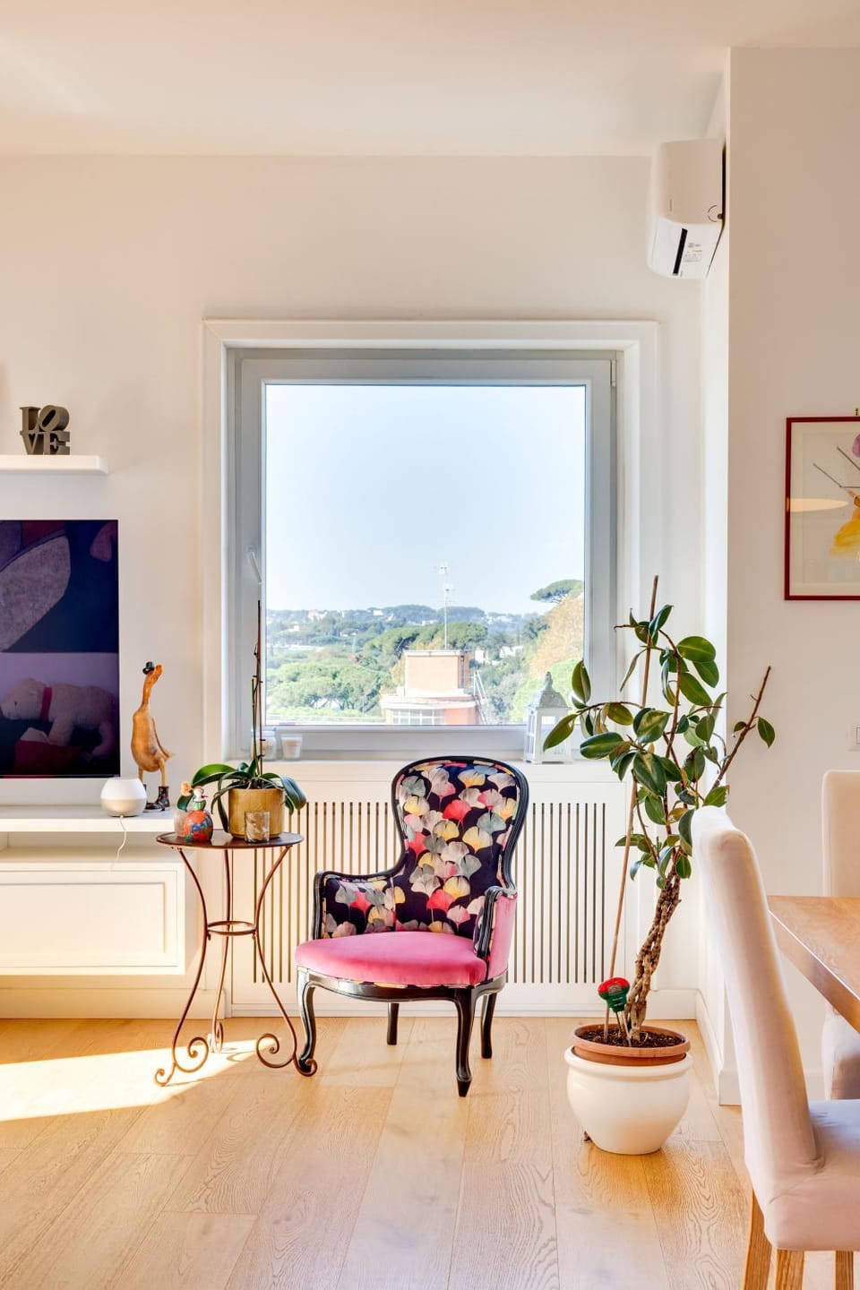 View (from property/room), Living room, Decorative detail