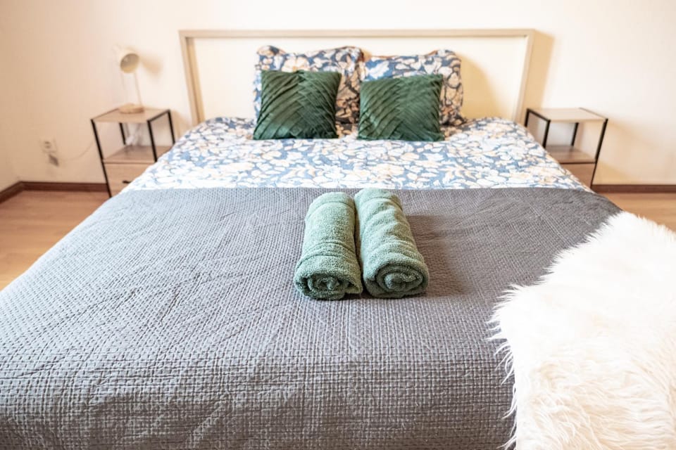 Bed, Bedroom, towels