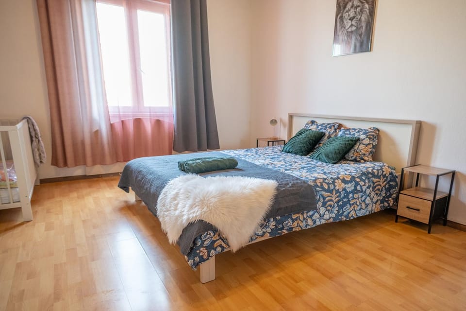 Photo of the whole room, Bedroom