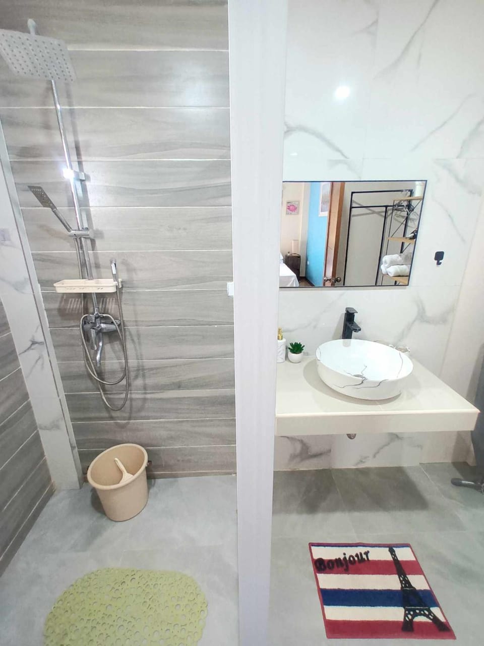 Shower, Toilet, Bathroom, towels