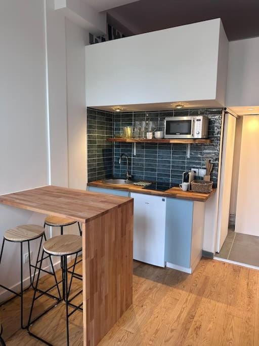 Kitchen or kitchenette, Dining area, stove