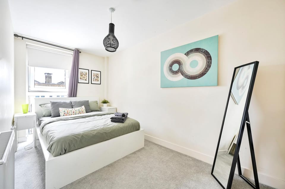 2 Bed Flat Next Old Street Tube Apartment in London Borough of Islington