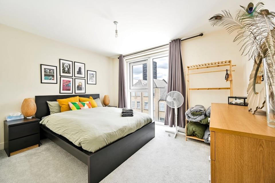 2 Bed Flat Next Old Street Tube Apartment in London Borough of Islington