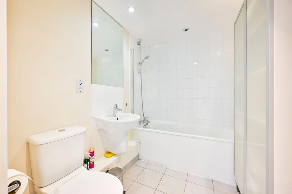 2 Bed Flat Next Old Street Tube Apartment in London Borough of Islington