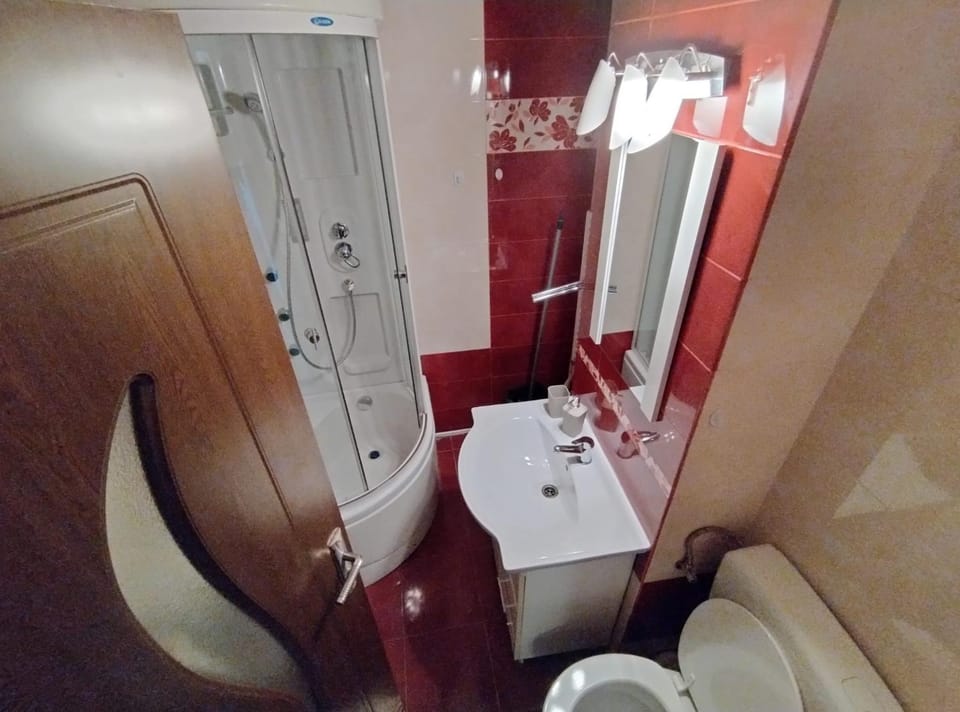 Shower, Toilet