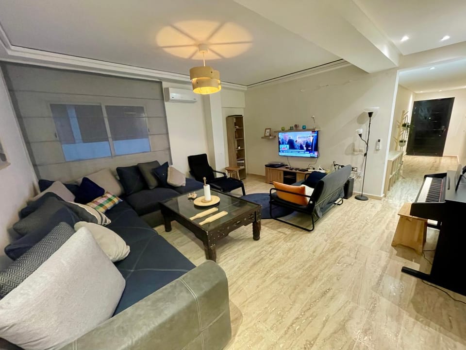 Communal lounge/ TV room, TV and multimedia, Living room, Seating area, Evening entertainment