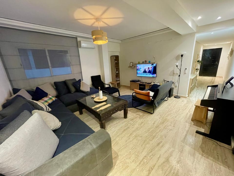 Communal lounge/ TV room, TV and multimedia, Living room, Seating area, Evening entertainment