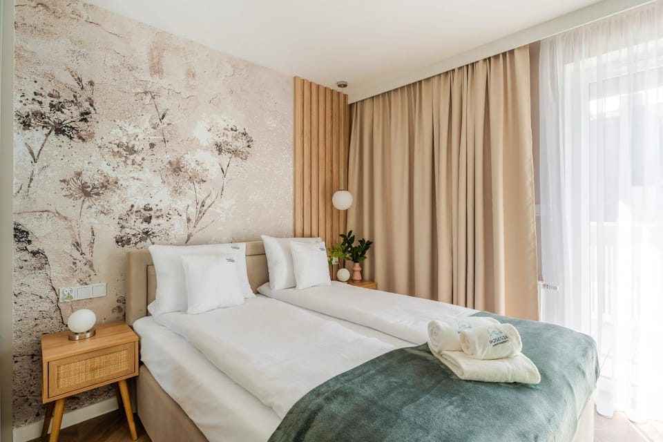 Bed, Bedroom, towels