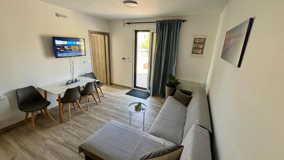 TV and multimedia, Living room, Dining area