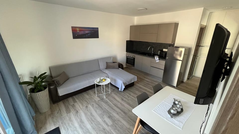 TV and multimedia, Coffee/tea facilities, Kitchen or kitchenette, Living room