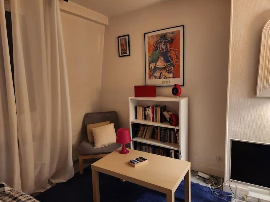 joli studio bohème sous les toits de Paris Apartment in Paris