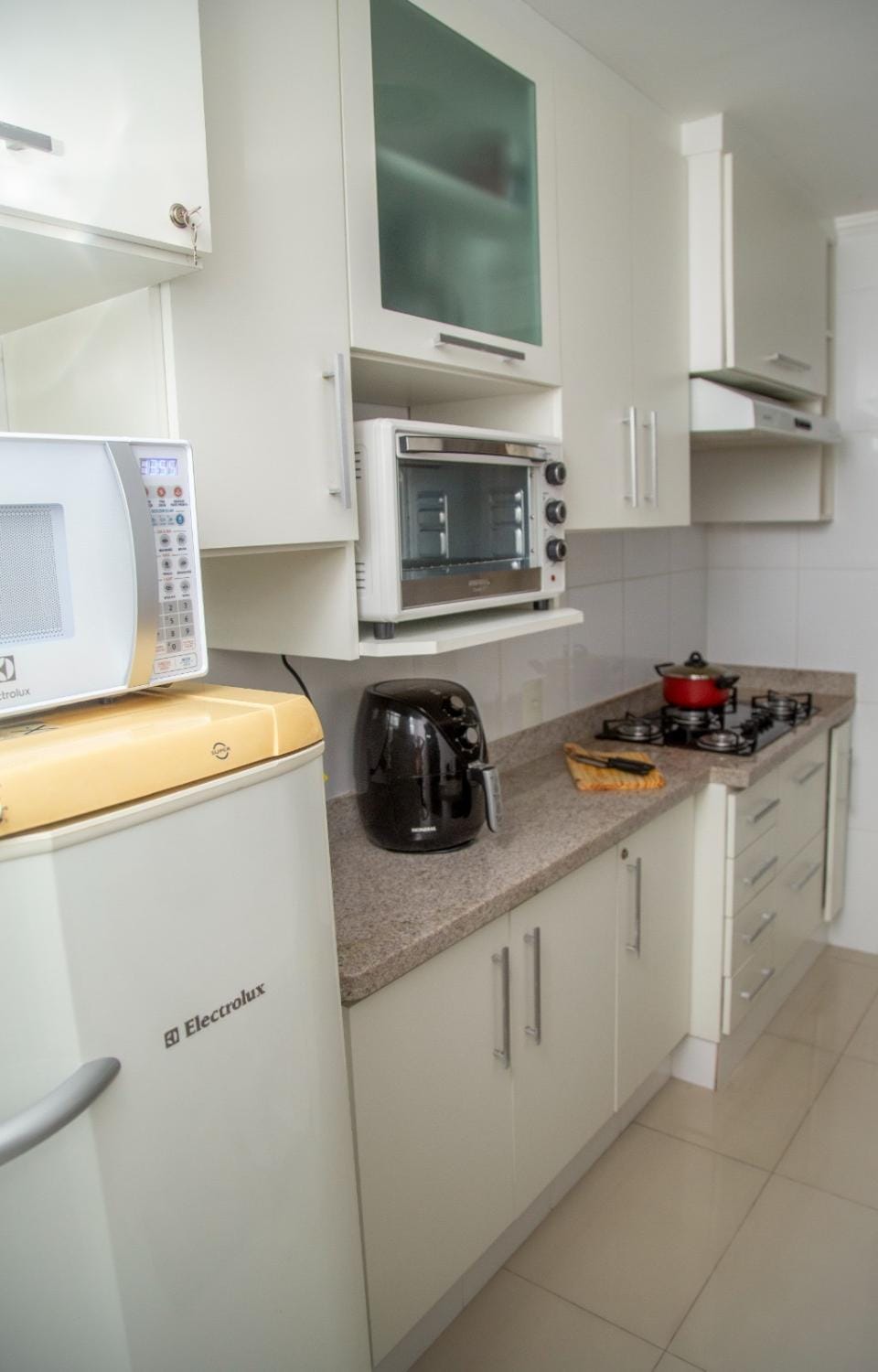 Coffee/tea facilities, microwave, oven, stove, toaster, kitchen