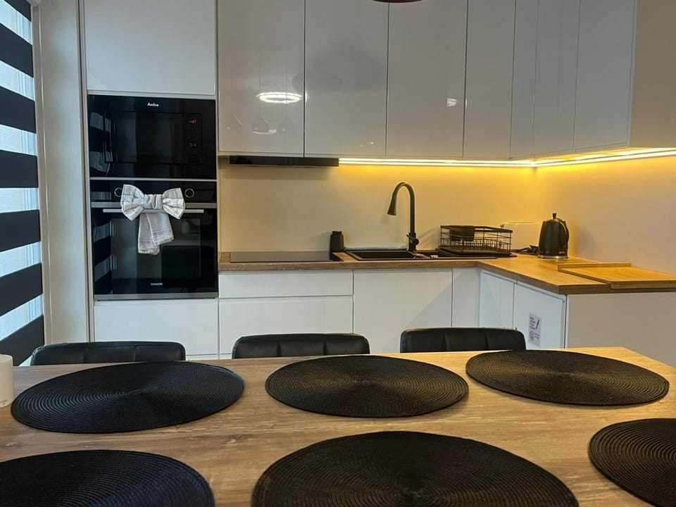 Coffee/tea facilities, Kitchen or kitchenette, Dining area, stove, toaster