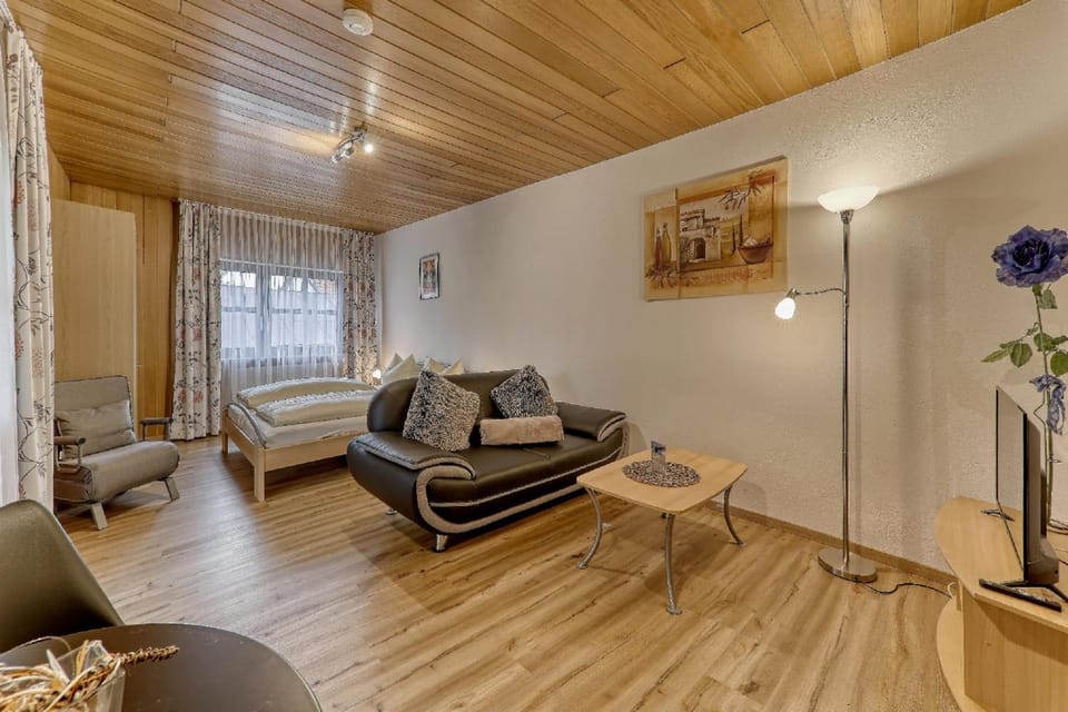 Bed, TV and multimedia, Photo of the whole room, Seating area