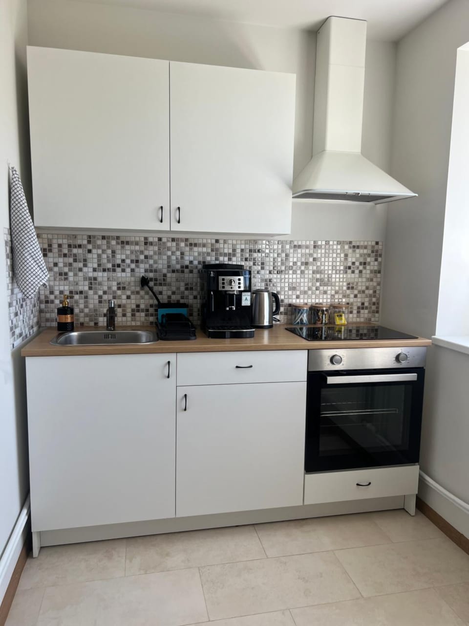 Coffee/tea facilities, Kitchen or kitchenette, stove