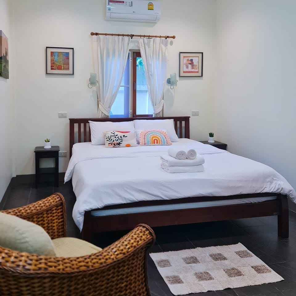 Bed, Photo of the whole room, Bedroom, towels, air conditioner