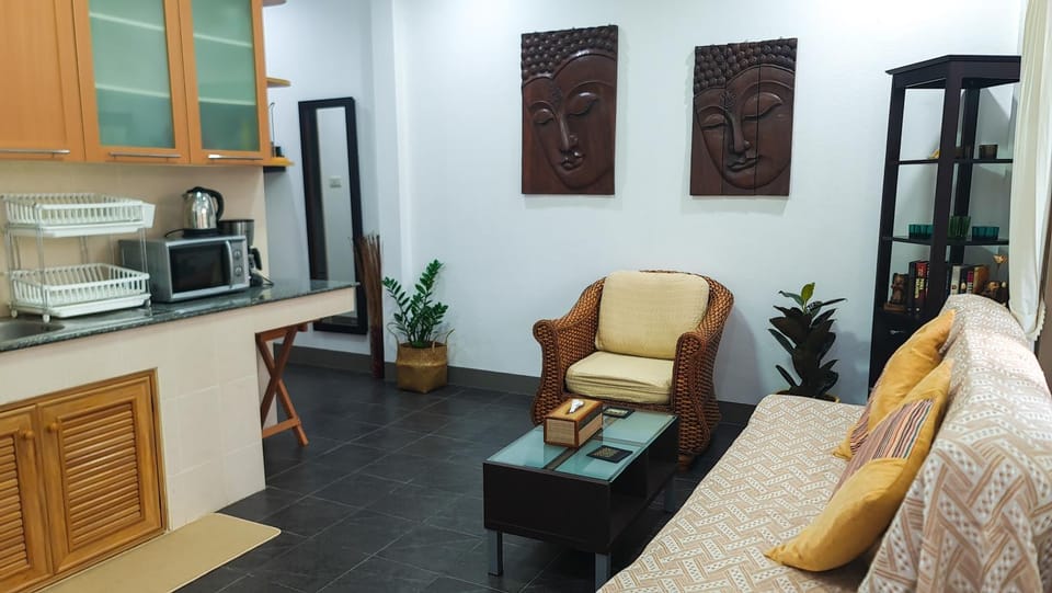 Kitchen or kitchenette, Living room, Seating area, oven
