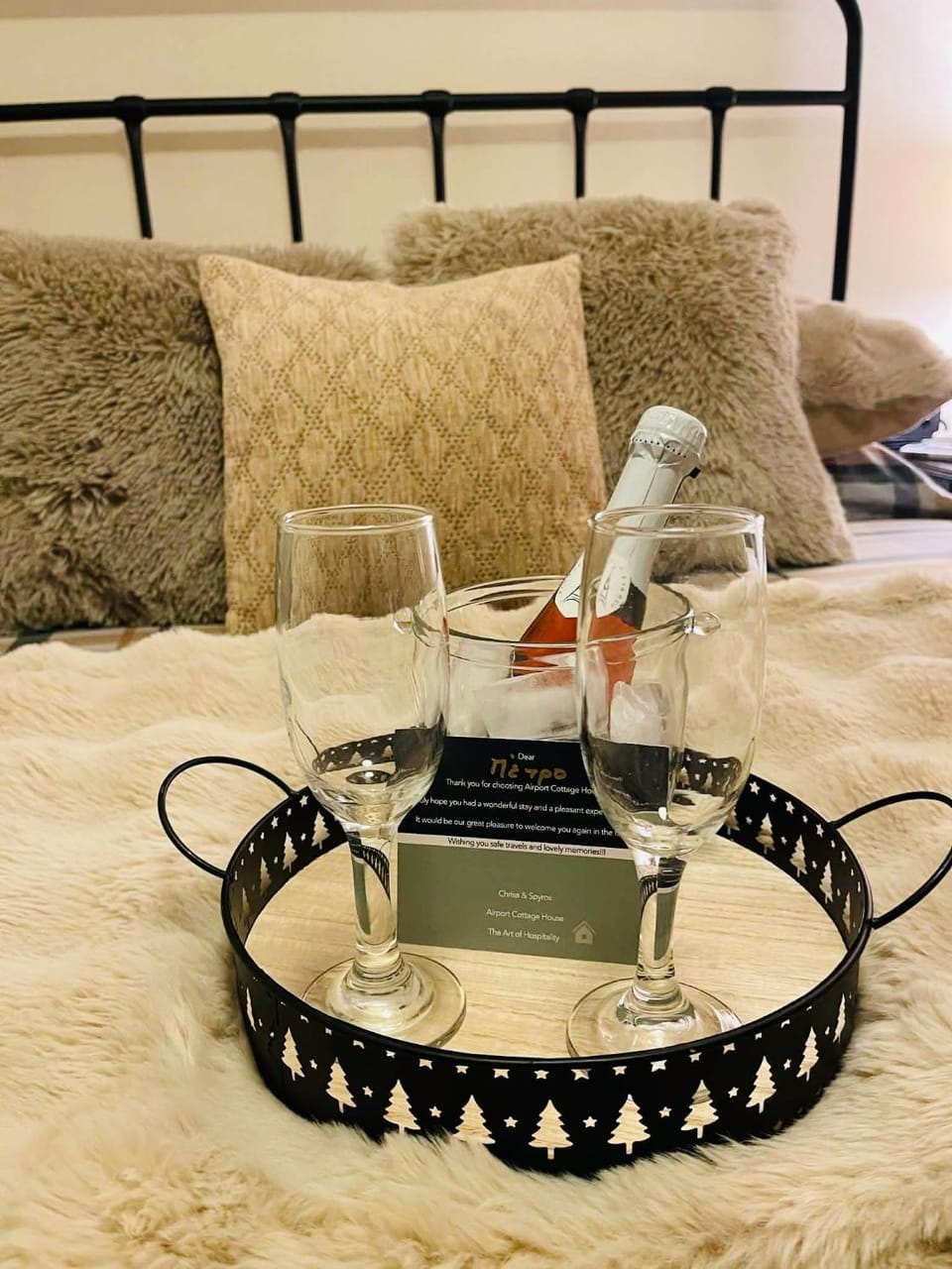 Bed, Food and drinks, Photo of the whole room, Drinks, Alcoholic drinks, Alcoholic drinks