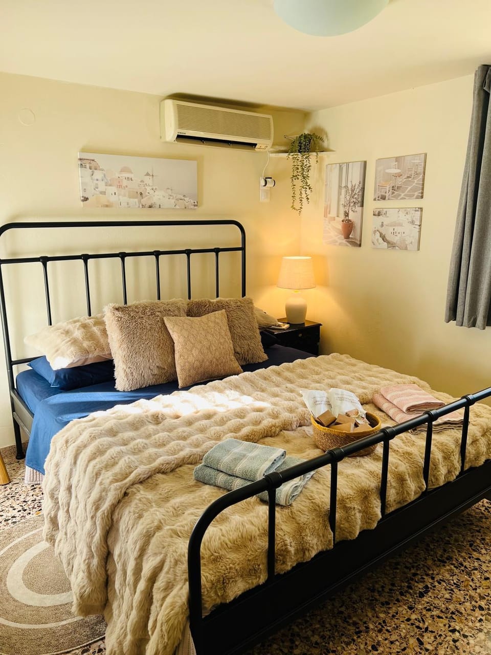 Bed, Winter, Photo of the whole room, Bedroom, air conditioner, air conditioner