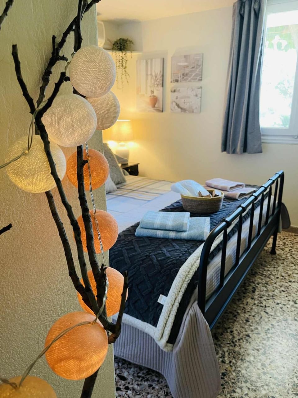 Bed, Photo of the whole room, Decorative detail, Decorative detail, Bedroom