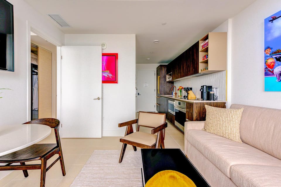 Coffee/tea facilities, Kitchen or kitchenette, Living room, Seating area, Dining area