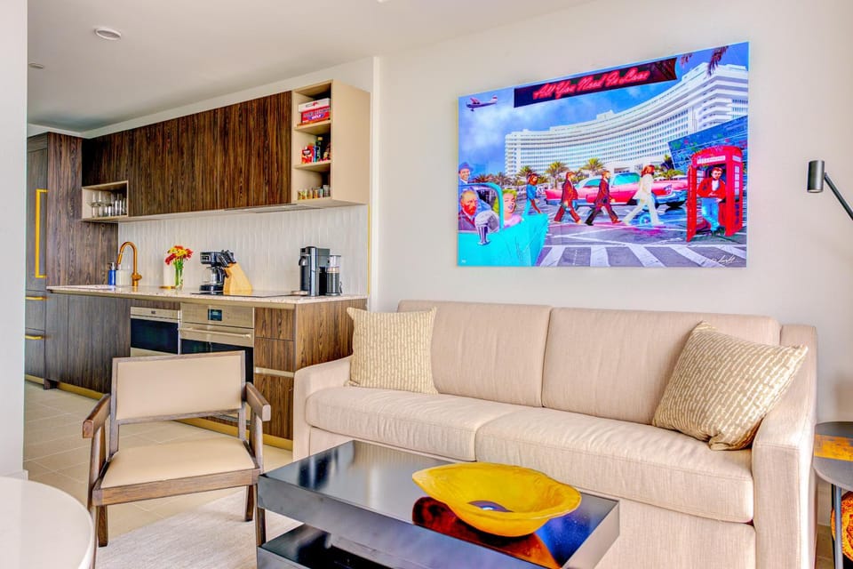 Coffee/tea facilities, Kitchen or kitchenette, Living room, Seating area, Dining area