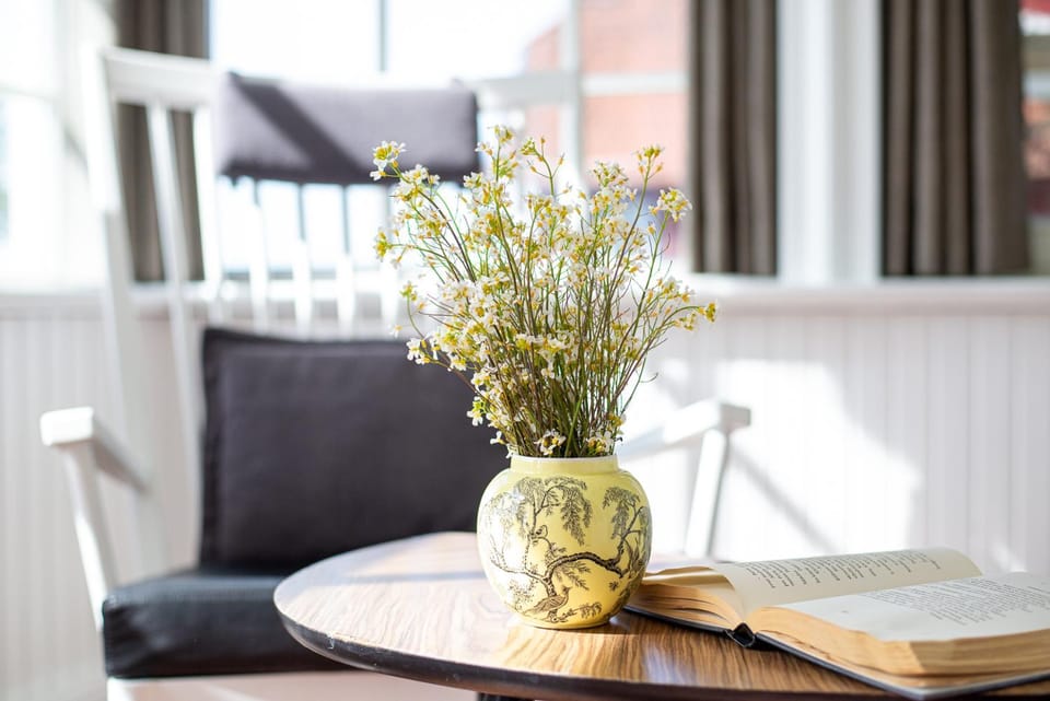 Photo of the whole room, Seating area