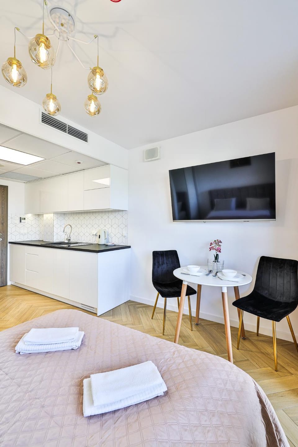 TV and multimedia, Photo of the whole room, air conditioner