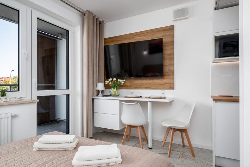 Bed, TV and multimedia, Seating area, Bedroom