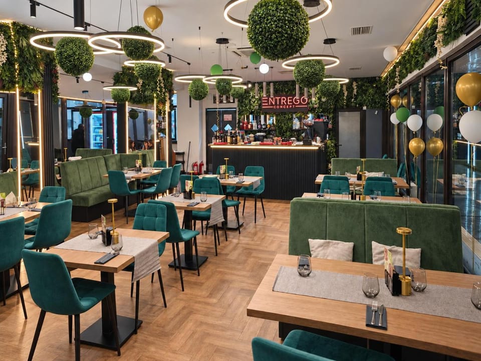 Restaurant/places to eat, Lounge or bar, Lounge or bar, Food and drinks, Seating area