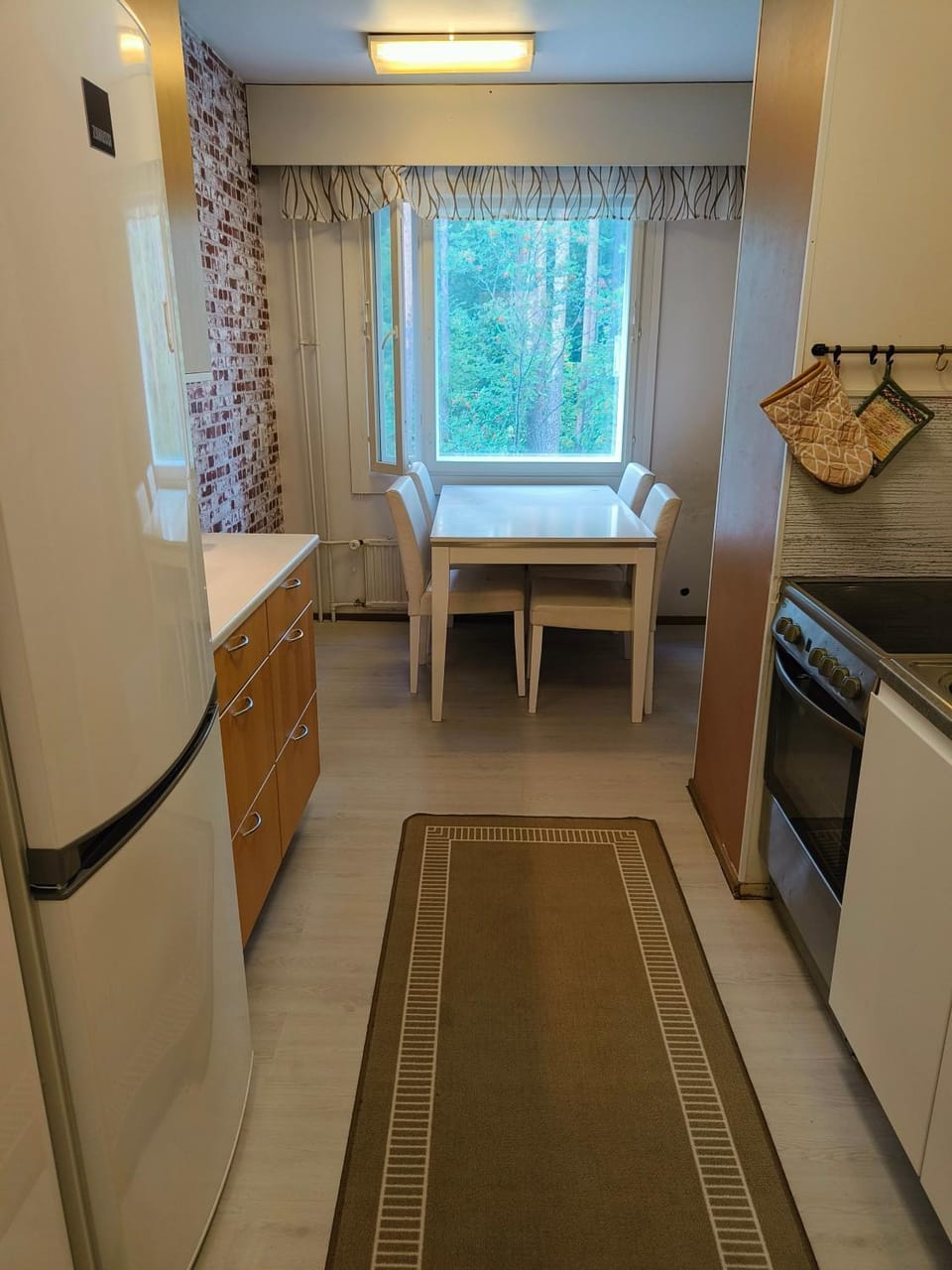 Kitchen or kitchenette, Dining area, stove