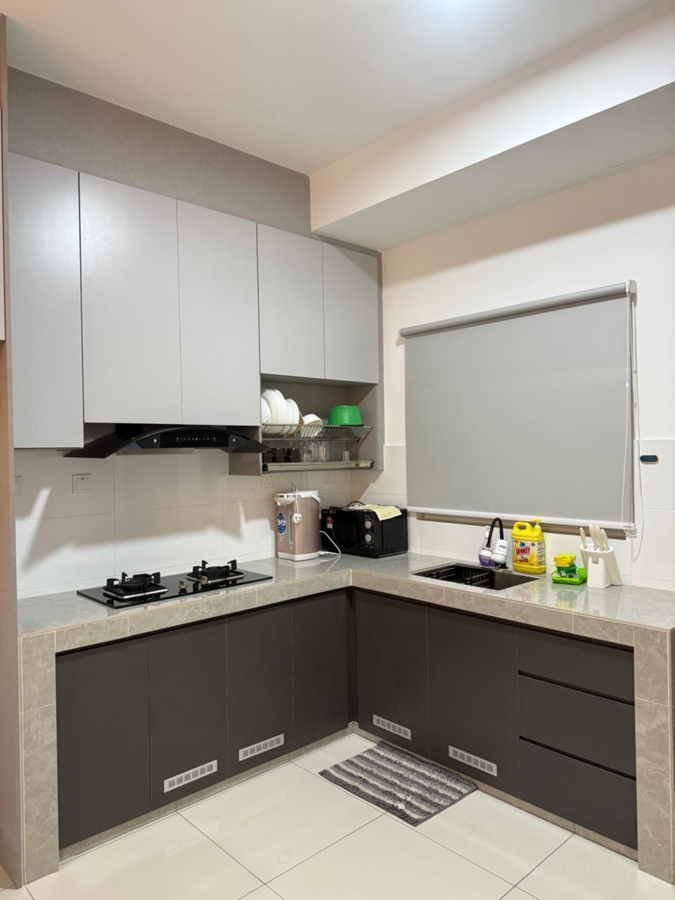 Kitchen or kitchenette, microwave, stove