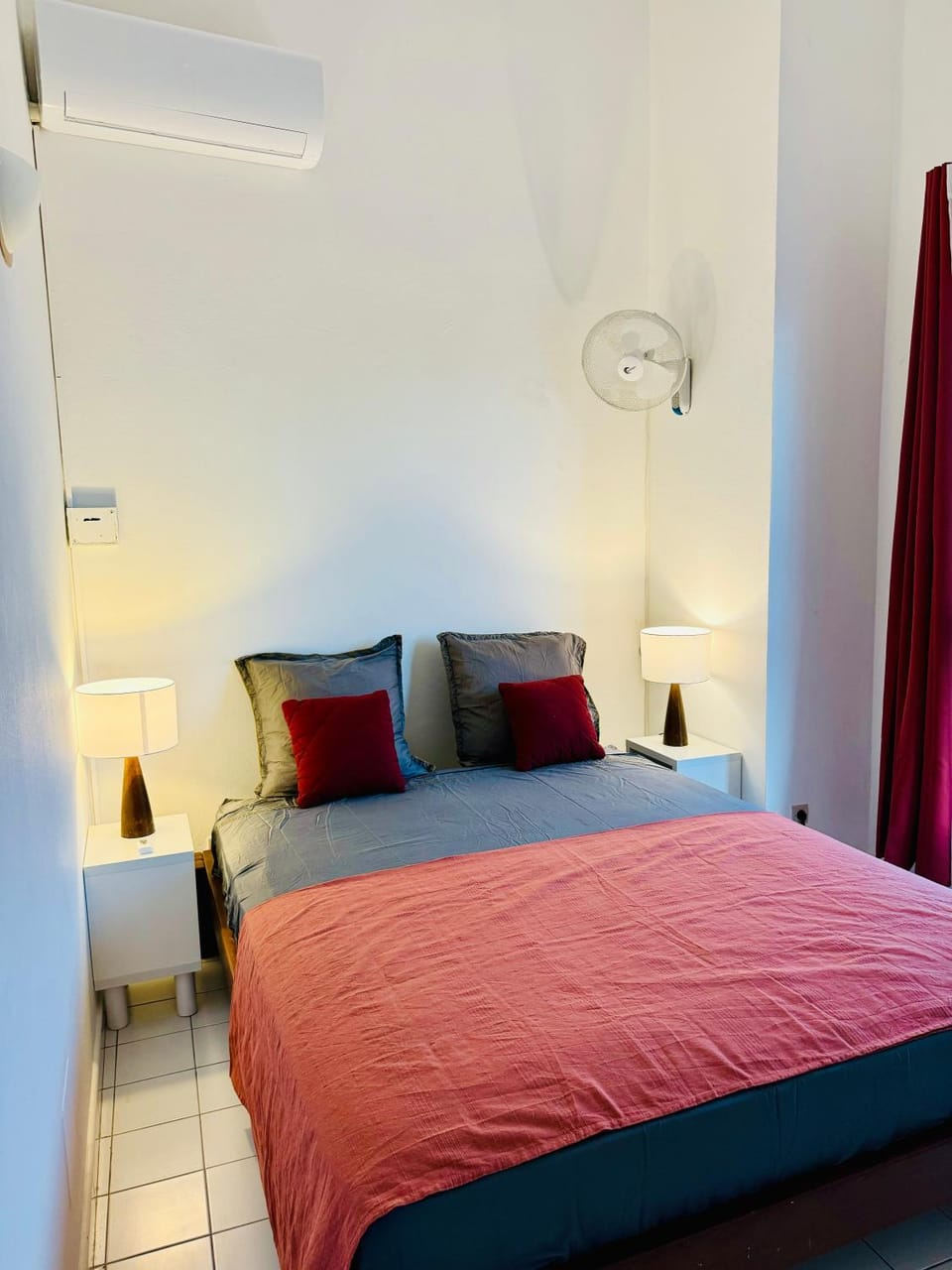 Bed, Photo of the whole room, Bedroom