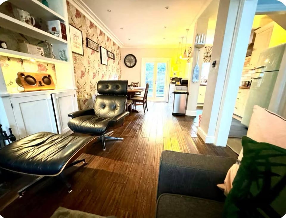 Shepherds Bush W12 Magical Townhouse nr Westfield House in London