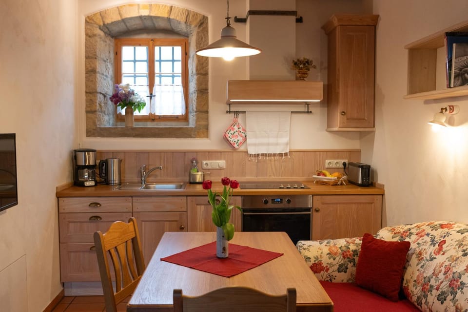 Kitchen or kitchenette, Seating area, Dining area