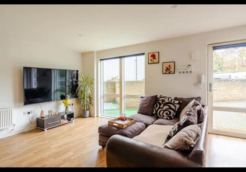 Communal lounge/ TV room, TV and multimedia, Living room, Seating area, Evening entertainment