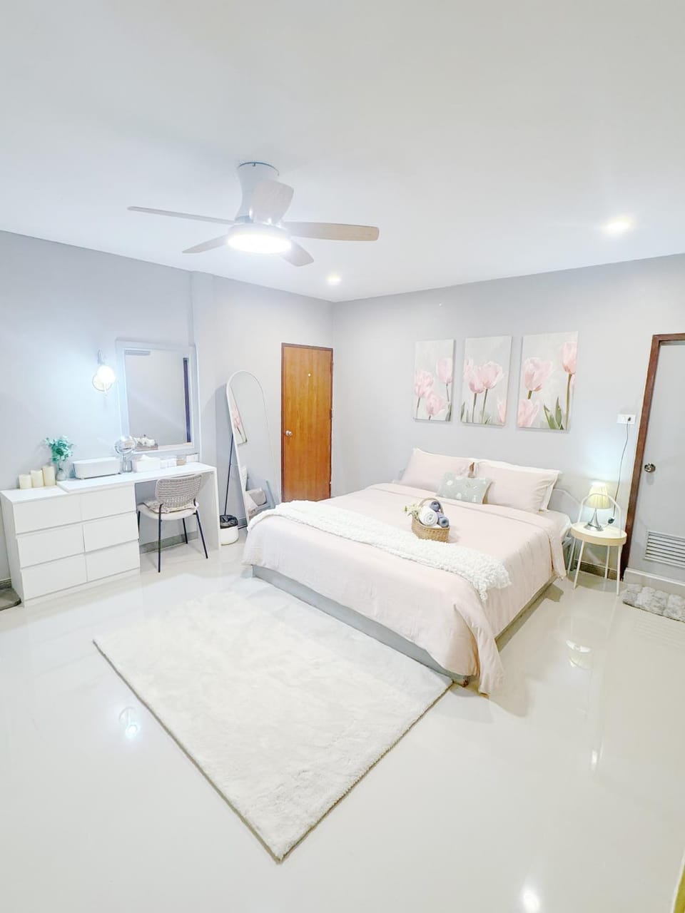 Bed, Living room, Photo of the whole room, Seating area, Dining area, Bedroom