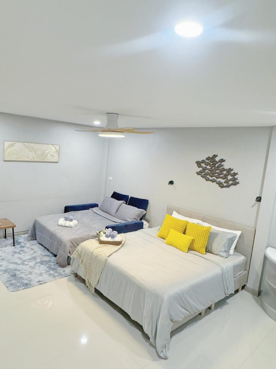 Bed, Living room, Photo of the whole room, Seating area, Bedroom, towels