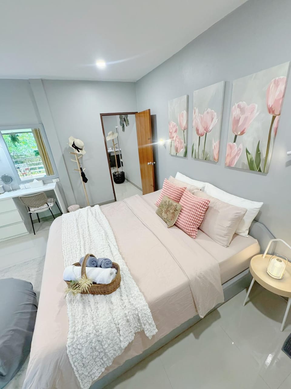 Bed, Living room, Photo of the whole room, Seating area, Bedroom