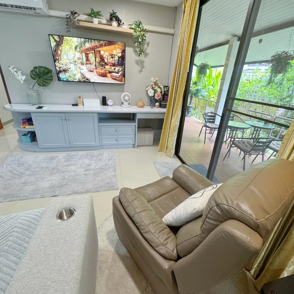 Garden, TV and multimedia, Living room, Seating area, Garden view