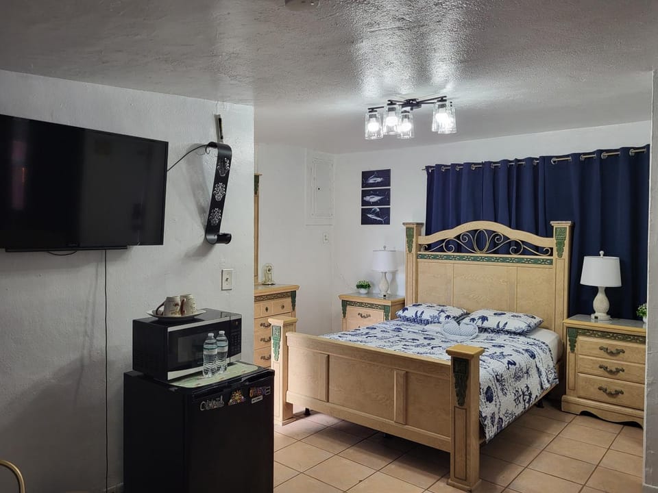Bed, TV and multimedia, Bedroom