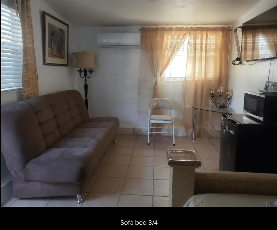 Kitchen or kitchenette, Seating area, air conditioner