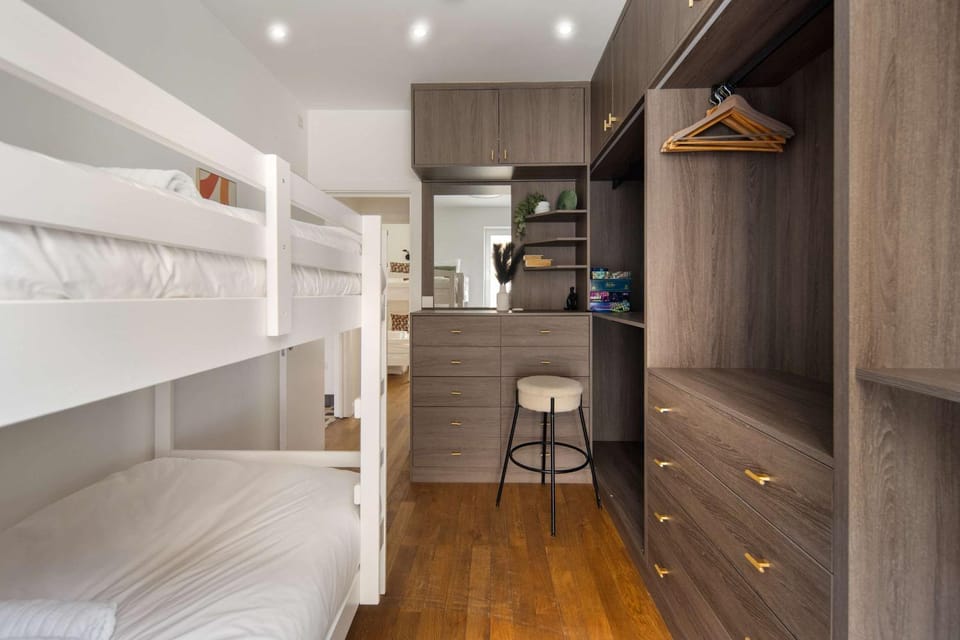 1 Min Walk to Euston Station, Modern Townhouse House in London Borough of Islington